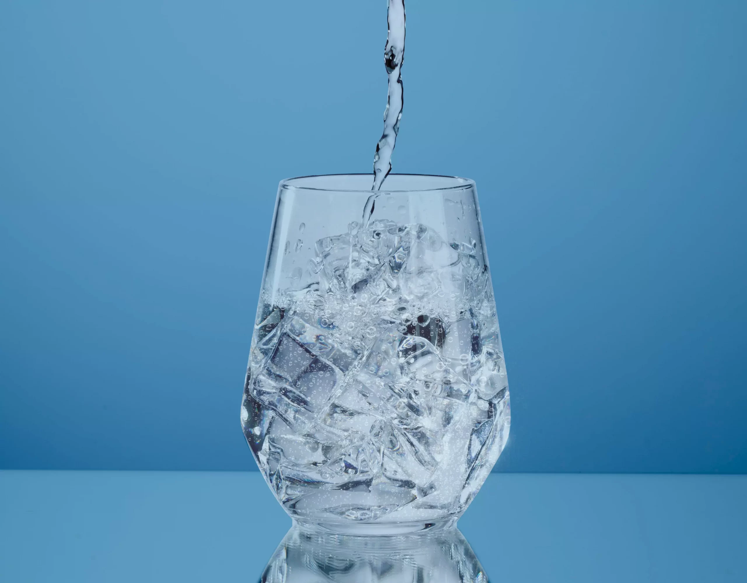 Woda gazowana, a woda mineralna - różnice - Spinel Soda