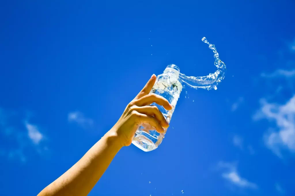 Ręka trzymająca butelkę wody