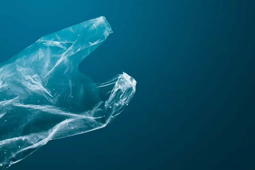 woda reklamówka plastik ocean niebieskie zanieczyszczenie ekologia