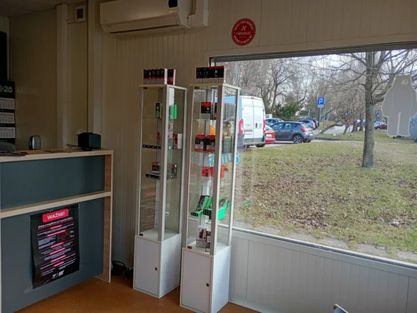 Wnętrze punktu wymiany nabojów CO2 VAPE BROTHERS SPÓŁKA Z OGRANICZONĄ ODPOWIEDZIALNOŚCIĄ, AL. JERZEGO SZAJNOWICZA-IWANOWA 10,