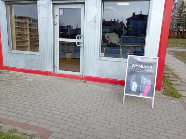 Wejście do punktu wymiany nabojów CO2 VAPE BROTHERS SPÓŁKA Z OGRANICZONĄ ODPOWIEDZIALNOŚCIĄ przy AL. JERZEGO SZAJNOWICZA-IWAN
