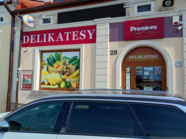 Wejście do punktu wymiany nabojów CO2 Delikatesy Premium Głogów Młp. przy ul. Rynek 29, Głogów Młp.