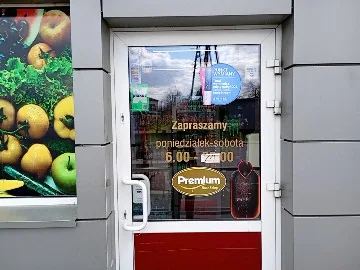 Wejście do punktu wymiany nabojów CO2 Delikatesy Premium przy Wysoka Głogowska/ k. remizy, Wysoka Głogowska