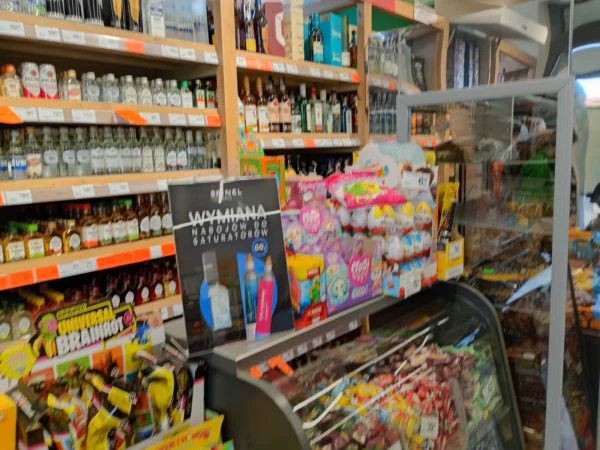 Wnętrze punktu wymiany nabojów CO2 Delikatesy Centrum, ul. Mickiewicza 1, Boguchwała