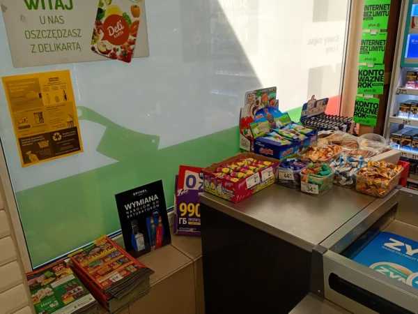 Wnętrze punktu wymiany nabojów CO2 Delikatesy Centrum Zalesie, ul. Łukasiewicza 88, Rzeszów