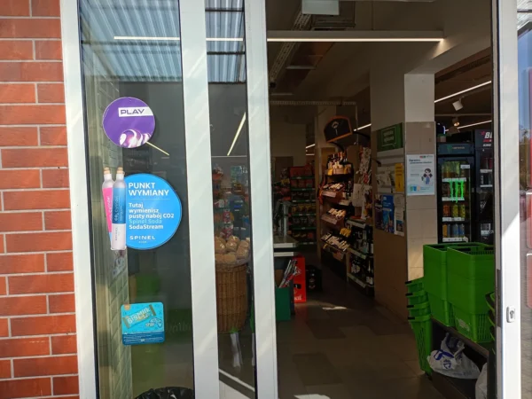Wejście do punktu wymiany nabojów CO2 Delikatesy Centrum Zalesie przy ul. Łukasiewicza 88, Rzeszów