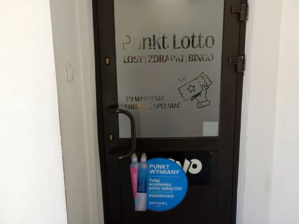 Wejście do punktu wymiany nabojów CO2 Kiosk spożywczo-przemysłowy Stanisława Sołtys przy ul. Rynek 30, Czudec
