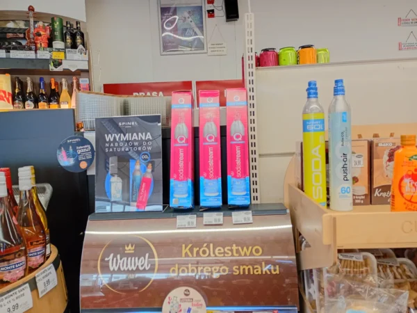 Wnętrze punktu wymiany nabojów CO2 Delikatesy Premium Korczyna, ul. Spółdzielcza 1, Korczyna