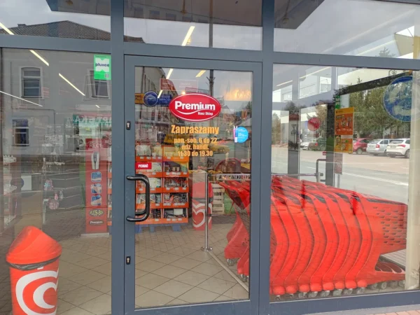 Wejście do punktu wymiany nabojów CO2 Delikatesy Premium Korczyna przy ul. Spółdzielcza 1, Korczyna