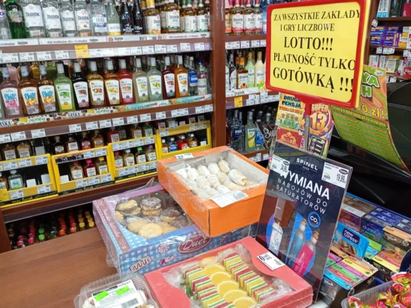 Wnętrze punktu wymiany nabojów CO2 Delikatesy Premium Strzyżów, ul. Łukasiewicza 17, Strzyżów