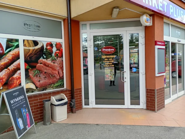 Wejście do punktu wymiany nabojów CO2 Delikatesy Premium Strzyżów przy ul. Łukasiewicza 17, Strzyżów