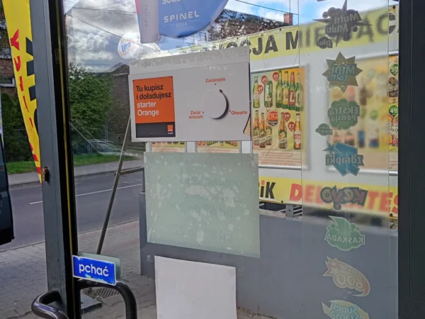 Wejście do punktu wymiany nabojów CO2 pp-DELIAKSZOO_2 przy Sienkiewicza 320, Bobrowniki