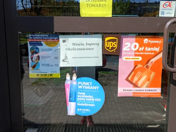 Wejście do punktu wymiany nabojów CO2 pp-DELIKKSZOO_12 przy Kapicy 15, Siemianowice Śl.