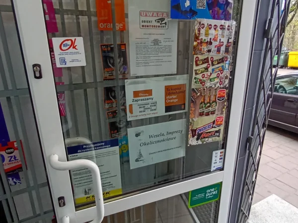 Wejście do punktu wymiany nabojów CO2 pp-DELIKKSZOO_15 przy Rynek 19, Toszek