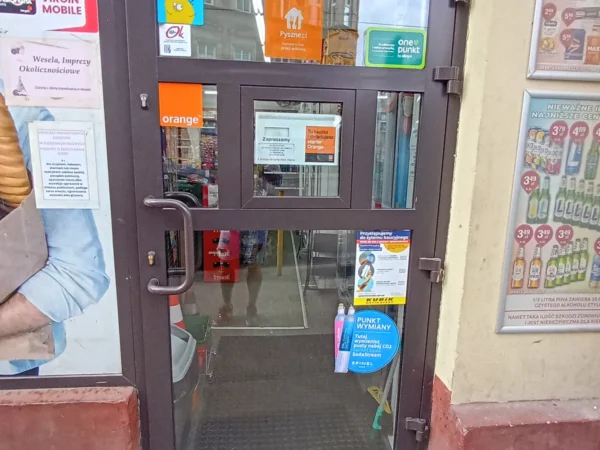 Wejście do punktu wymiany nabojów CO2 pp-DELIKKSZOO_37 przy Wolności 307, Zabrze