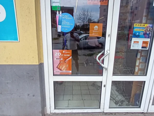Wejście do punktu wymiany nabojów CO2 pp-DELIKKSZOO_15 przy Katowicka 126, Chorzów