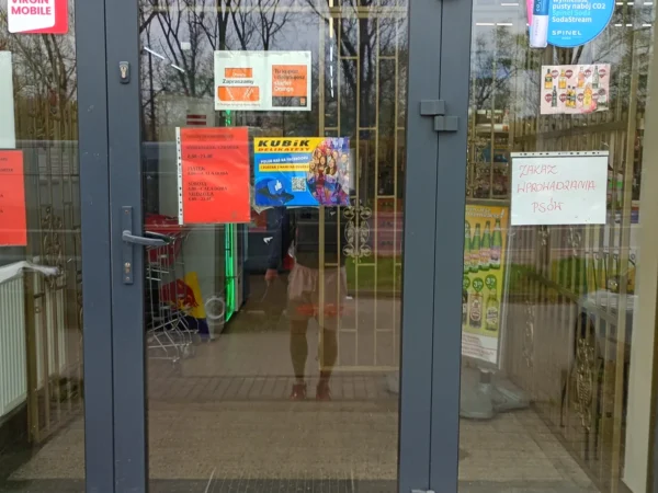 Wejście do punktu wymiany nabojów CO2 pp-DELIKKSZOO_16 przy Staszica 9, Czeladż