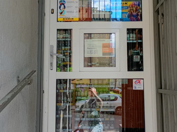 Wejście do punktu wymiany nabojów CO2 pp-DELIKKSZOO_2 przy Miarki 11, Mysłowice