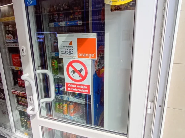 Wejście do punktu wymiany nabojów CO2 pp-DELIKKSZOO_21 przy Piekarska 79, Bytom