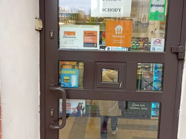 Wejście do punktu wymiany nabojów CO2 pp-DELIKKSZOO_22 przy Sądowa 9m.11, Bytom