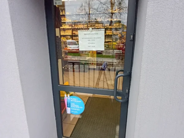 Wejście do punktu wymiany nabojów CO2 pp-DELIKKSZOO_26 przy Gombrowicza 3, Bytom