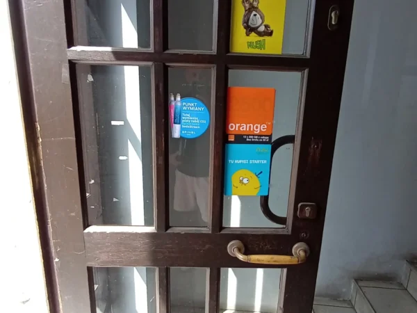 Wejście do punktu wymiany nabojów CO2 pp-DELIKKSZOO_31 przy K. Miarki 28, Mikołów