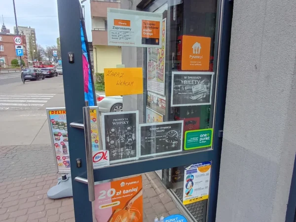 Wejście do punktu wymiany nabojów CO2 pp-DELIKKSZOO_5 przy Bytomska 19, Świętochłowice
