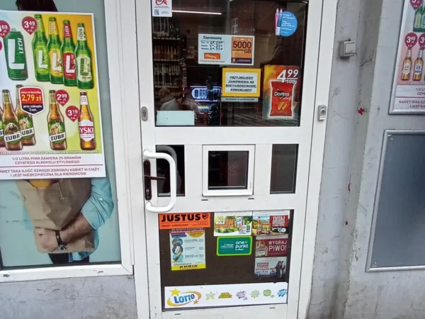 Wejście do punktu wymiany nabojów CO2 pp-DELIKKSZOO_8 przy Łagiewnicka 22, Świętochłowice