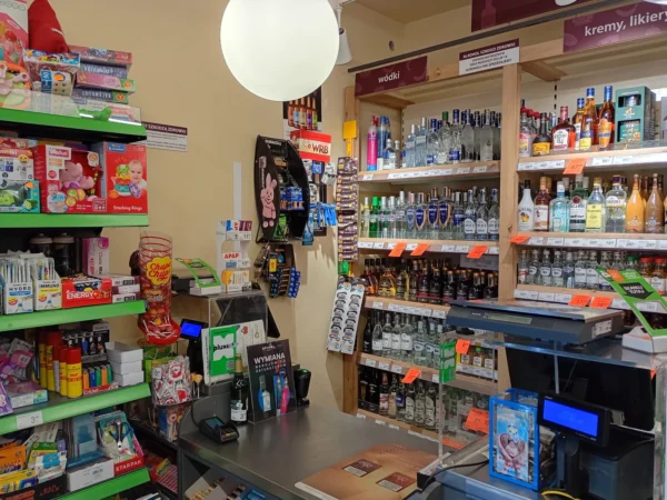 Wnętrze punktu wymiany nabojów CO2 Delikatesy Centrum Wierzawice, Wierzawice 300A, Leżajsk