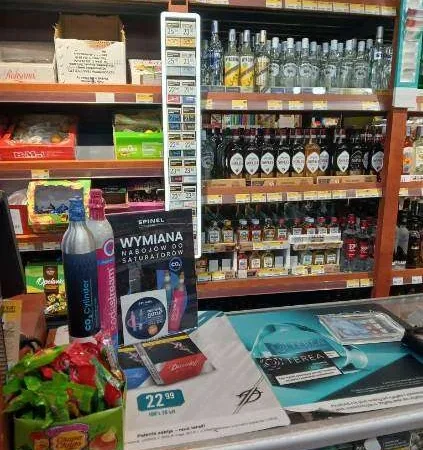 Wnętrze punktu wymiany nabojów CO2 Sklep Delikatesy Premium, ul. Rynek 61, Jawornik Polski