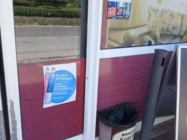 Wejście do punktu wymiany nabojów CO2 Sklep Delikatesy Premium przy ul. Rynek 61, Jawornik Polski
