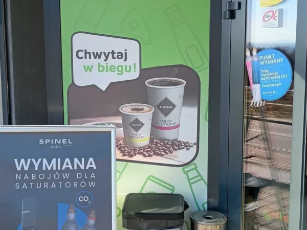 Wejście do punktu wymiany nabojów CO2 Odido przy ul. Królewska 75, Dąbrowa Szlachecka