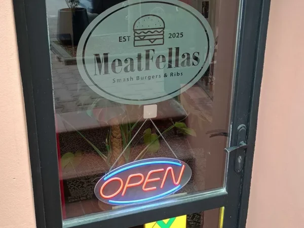 Wejście do punktu wymiany nabojów CO2 Meat Fellas przy ul. Bosacka 7, Kraków