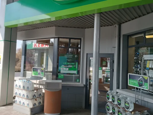 Wejście do punktu wymiany nabojów CO2 Petro Tank przy Kaliska 21, Fabianów