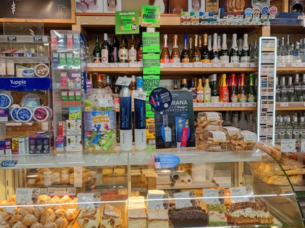 Wnętrze punktu wymiany nabojów CO2 Delikatesy Centrum Lubenia, Lubenia 416, Lubenia