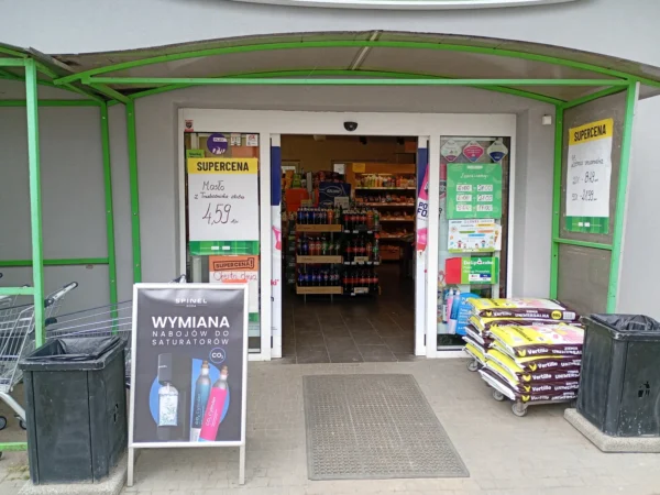 Wejście do punktu wymiany nabojów CO2 Delikatesy Centrum Lubenia przy Lubenia 416, Lubenia