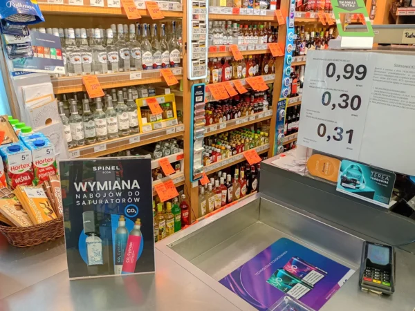 Wnętrze punktu wymiany nabojów CO2 Delikatesy Centrum Rudna Mała, Rudna Mała 387, Rudna Mała