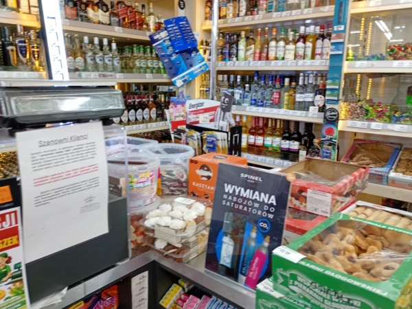 Wnętrze punktu wymiany nabojów CO2 Delikatesy Premium Lipie, Lipie 50, Głogów Małopolski