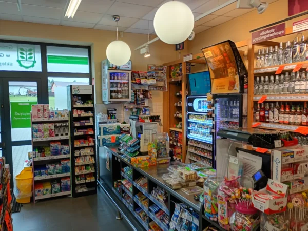 Wnętrze punktu wymiany nabojów CO2 Delikatesy Centrum Przewrotne, Przewrotne 5, Głogów Małopolski