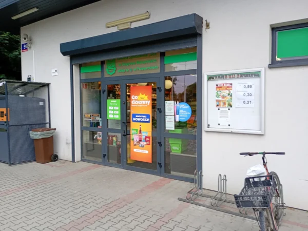 Wejście do punktu wymiany nabojów CO2 Delikatesy Centrum Przewrotne przy Przewrotne 5, Głogów Małopolski