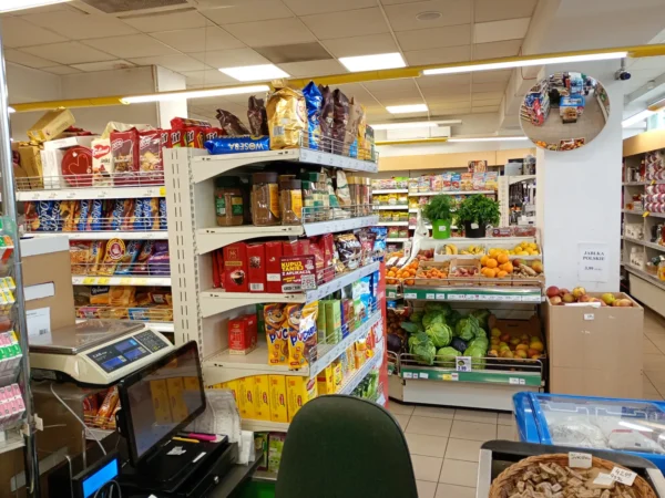Wnętrze punktu wymiany nabojów CO2 Delikatesy DWÓJKA Głogów Młp., ul. Rynek 53, Głogów Małopolski