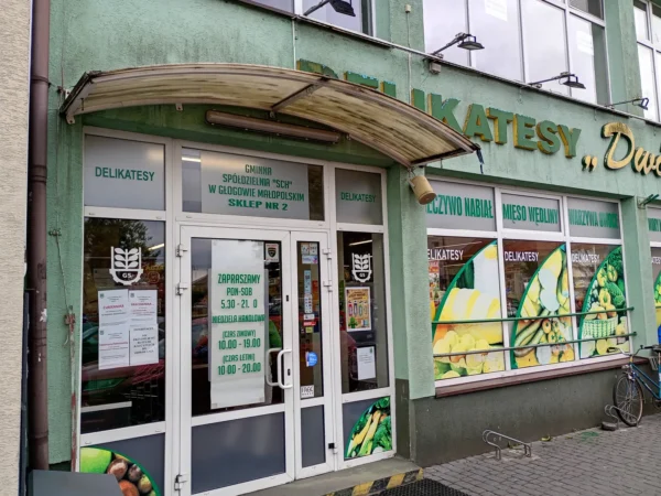 Wejście do punktu wymiany nabojów CO2 Delikatesy DWÓJKA Głogów Młp. przy ul. Rynek 53, Głogów Małopolski