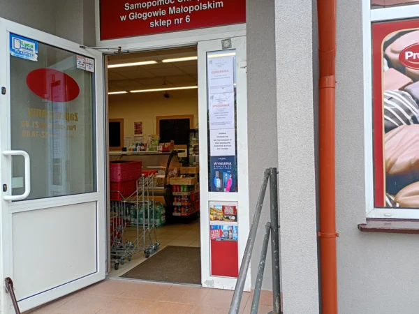 Wejście do punktu wymiany nabojów CO2 Deliktatesy Premium przy ul. Piękna 1, Głogów Małopolski