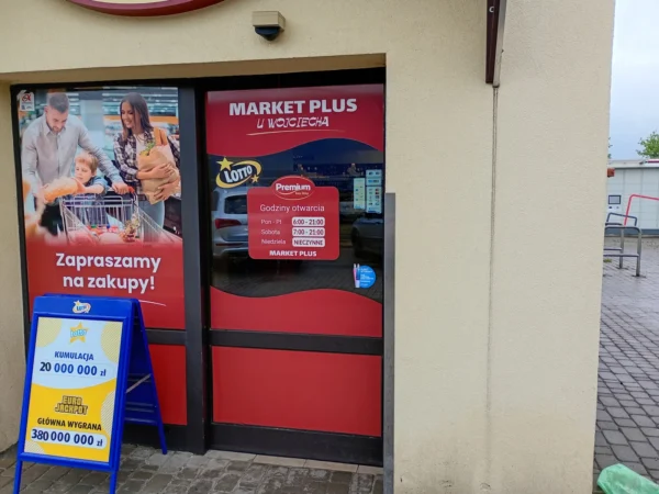 Wejście do punktu wymiany nabojów CO2 Delikatesy Premium Łańcut przy ul. Józefa Piłsudskiego 72G, Łańcut