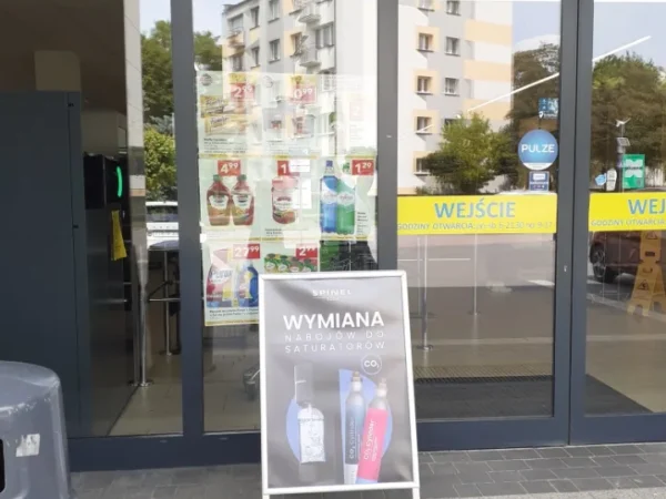 Wejście do punktu wymiany nabojów CO2 Lewiatan Połaniec przy Czerneckiego 12, Połaniec