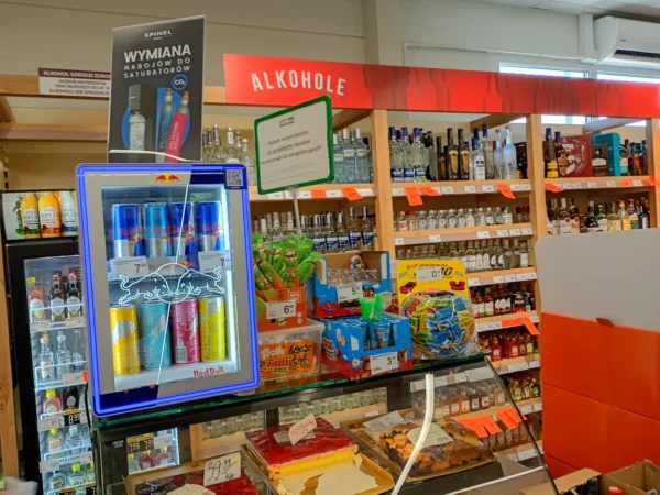 Wnętrze punktu wymiany nabojów CO2 Delikatesy Centrum, Zgłobien 72a, Zgłobień