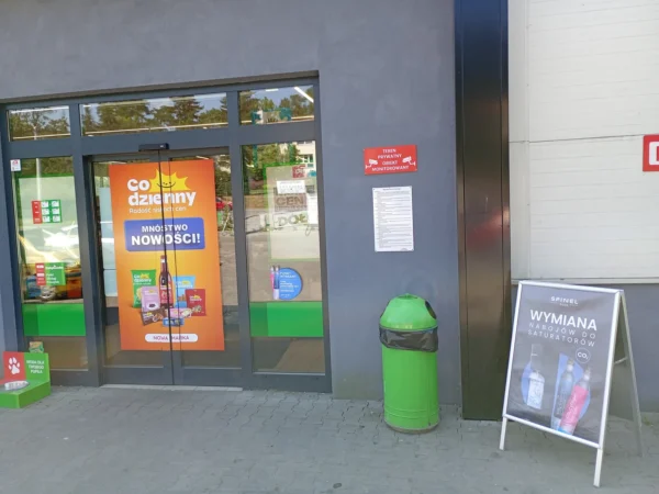 Wejście do punktu wymiany nabojów CO2 Delikatesy Centrum przy Zgłobien 72a, Zgłobień