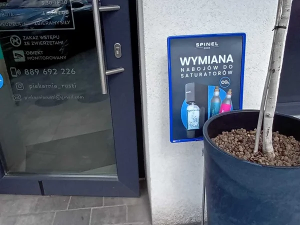 Wejście do punktu wymiany nabojów CO2 Rusti przy Radłowska 8a, Ostrów Wielkopolski