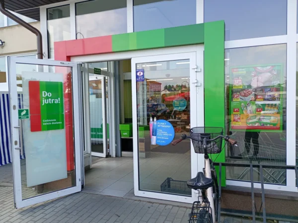 Wejście do punktu wymiany nabojów CO2 Delikatesy Centrum Żołynia przy ul. Rynek 19, Żołynia