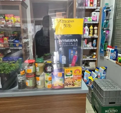 Wejście do punktu wymiany nabojów CO2 DELIKATESY - MARKET MONIKA LISOWSKA CEZARY LISOWSKI S.C. przy MARSZAŁKOWSKA 64/13, KIEL
